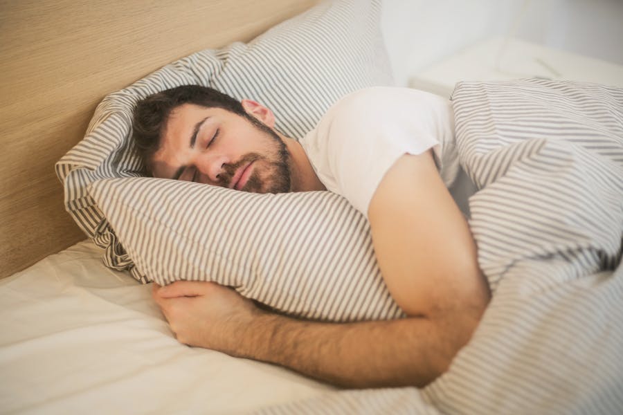 W jakiej pozycji spać, aby uniknąć bólu pleców i kręgosłupa?